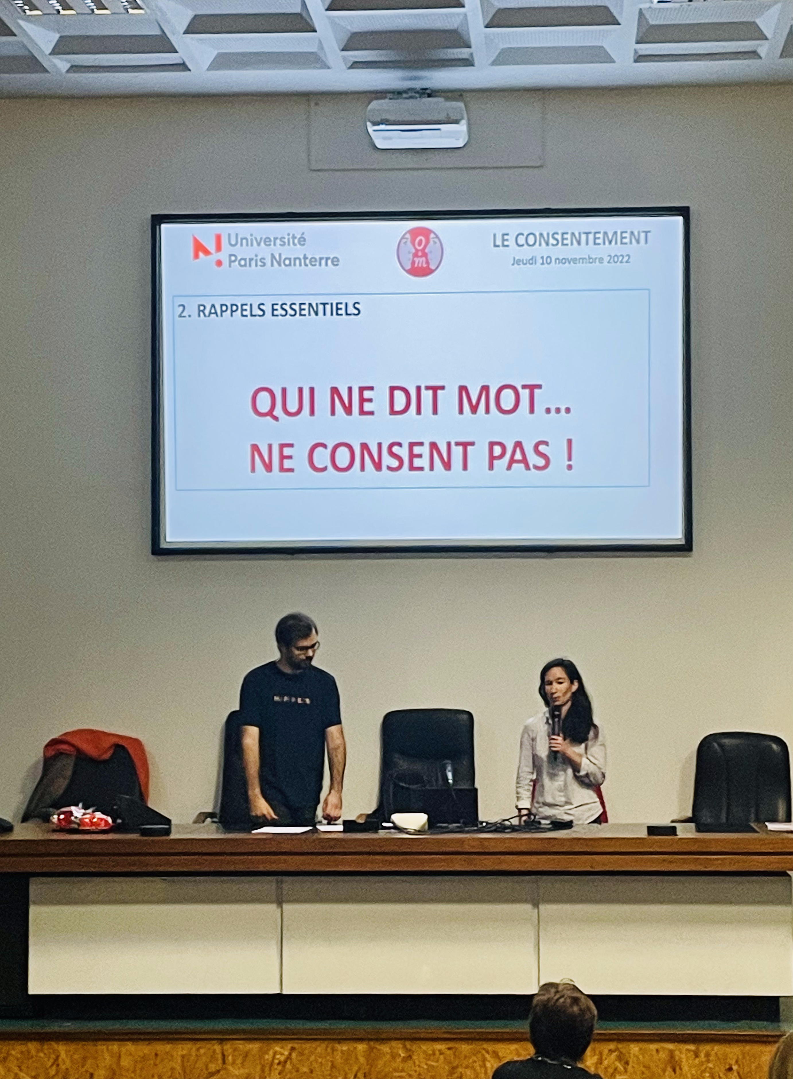 Charline Vermont de @orgasme_et_moi animant la conférence sur l'éducation à la sexualité et au consentement.